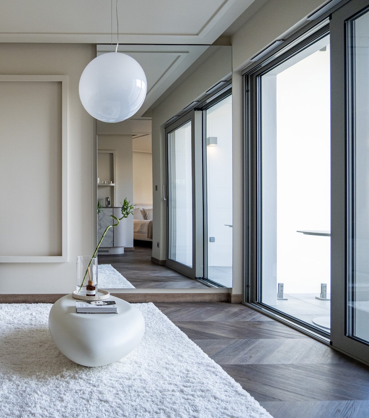 Salon apartamentu z sofą i dwiema lampami stołowymi
